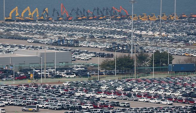 2025년 4월 10일 낮 경기 평택시 포승읍 평택항 자동차 전용 부두에 수출용 차량들이 세워져 있다. 하루 전인 같은달 9일 한국은 미국 정부로부터 25% 상호 관세를 90일 동안 유예받았다. 한국 정부는 유예기간 중 트럼프 정부와 관세 협상을 마무리해야 한다./뉴스1