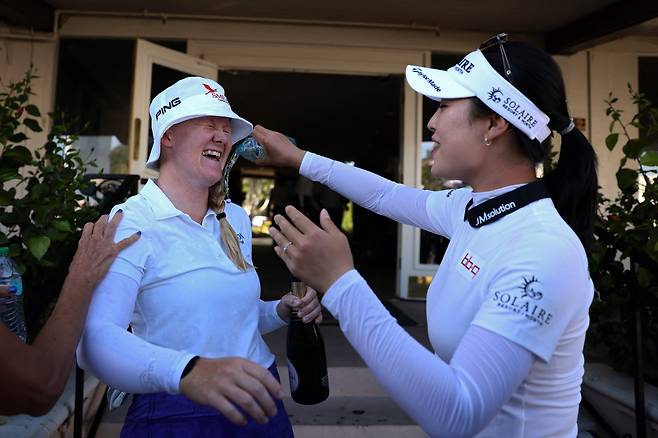 21일 미국 캘리포니아주 엘 카발레로 컨트리클럽에서 LPGA 투어 JM이글 LA챔피언십 우승자 잉그리드 린드블라드(왼쪽)에게 윤이나가 축하의 의미로 물을 뿌려주고 있다. 린드블라드와 윤이나는 이날 같은 조에서 경기했다./AFP 연합뉴스