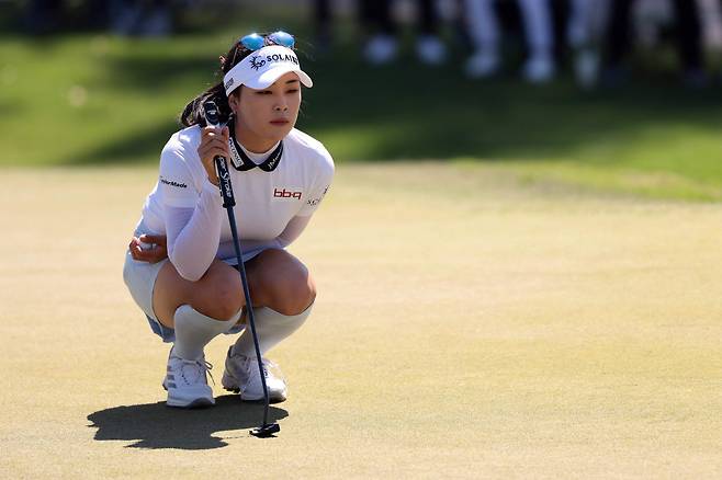 윤이나가 21일 미국 캘리포니아주 로스앤젤레스 엘 카발레로 컨트리클럽에서 열린 LPGA 투어 JM이글 LA챔피언십 4라운드 6번홀 그린에서 퍼팅 라인을 읽고 있다./AFP 연합뉴스