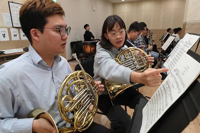 경기 리베라 오케스트라에서 호른을 연주하는 단원들이 합을 맞추고 있다. /박성원 기자