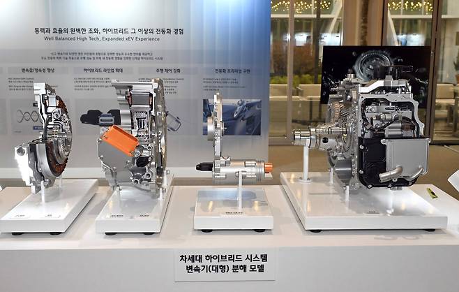 지난 10일 서울 중구 소재 ‘크레스트 72’에서 열린 현대자동차그룹 차세대 하이브리드 시스템 테크 데이에서 공개된 차세대 하이브리드 시스템 변속기(대형)분해 모델. /현대차그룹