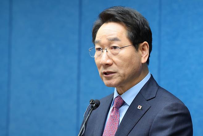 국민의힘 대선 경선 후보인 유정복 인천시장이 20일 인천 남동구 인천시청 브리핑룸에서 대선 경선 관련 기자회견을 하고 있다. /연합뉴스