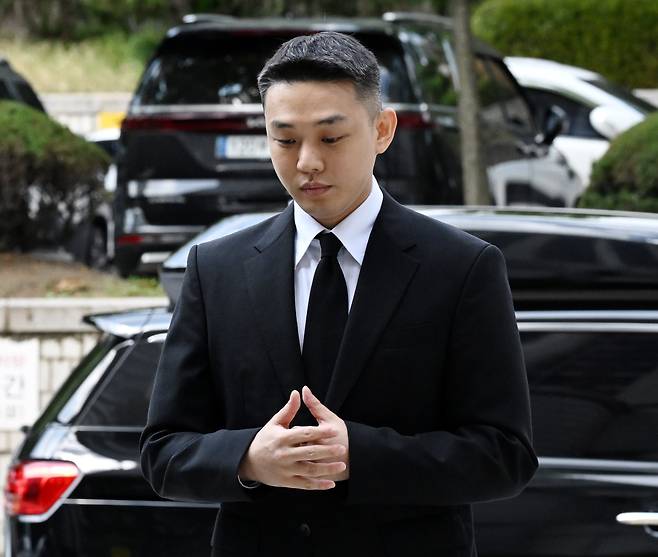 프로포폴 상습 투약 혐의로 기소된 배우 유아인(본명 엄홍식)이 작년 9월 3일 서울 서초구 서울중앙지방법원에서 열린 1심 선고 공판에 출석하고 있다. /뉴스1