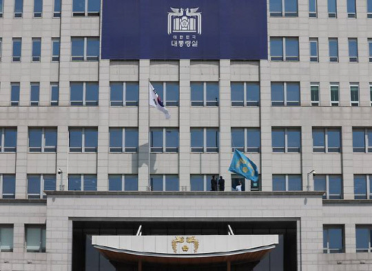 헌법재판소가 윤석열 대통령 파면을 선고한 지난 4일 서울 용산구 대통령실에서 관계자들이 봉황기를 내리고 있다. 사진=연합뉴스