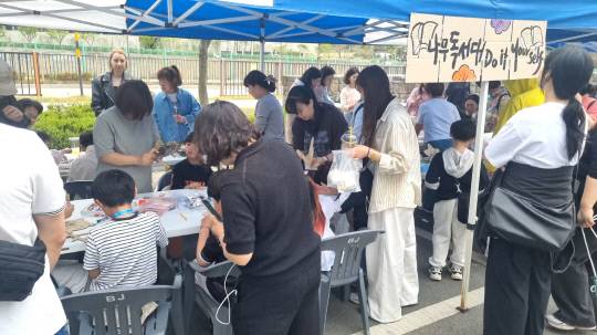 공주기적의도서관에서 영유아 자녀를 둔 부모 등 140여명이 참석한 가운데 '2025년 북스타트 선포식'을 성황리에 마쳤다.사진=공주시 제공