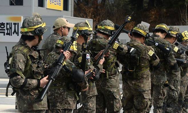 한 예비군훈련장에서 예비군들이 시가지 전투 훈련에 앞서 장비를 확인하고 있다(자료사진). ⓒ뉴시스