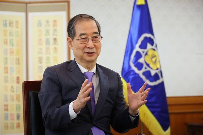 한덕수 대통령 권한대행 국무총리가 지난 17일 정부서울청사에서 영국 언론사 파이낸셜타임스 크리스찬 데이비스 영국 파이낸셜타임스(FT) 서울지국장과 미국 관세조치에 대한 대응, 국정운영 및 안보 정책 방향 등에 대한 인터뷰를 하고 있다. ⓒ국무총리실