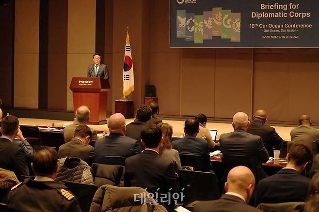 강도형 해양수산부 장관이 오는 4월 부산에서 개최하는 '제10회 아워오션 콘퍼런스' 행사를 주한 외교사절에게 설명하고 있다. ⓒ해양수산부