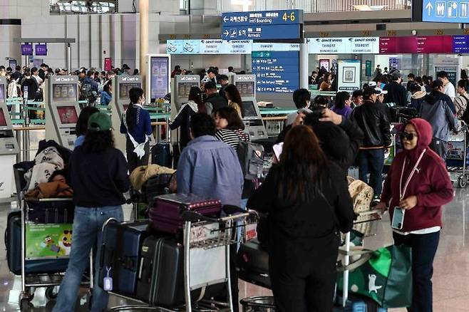 여행객으로 북적이는 인천국제공항 제1여객터미널 출국장.ⓒ뉴시스