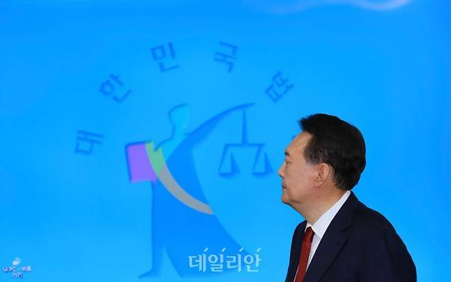 윤석열 전 대통령이 21일 서울 서초동 서울중앙지법에서 열린 내란 우두머리 혐의 형사재판 2번째 공판에 출석하고 있다. ⓒ 데일리안 홍금표 기자