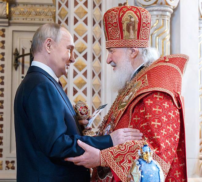 블라디미르 푸틴 러시아 대통령(왼쪽)이 20일 모스크바에서 열린 부활절 예배에서 러시아 정교회 수장 키릴 총대주교와 인사하고 있다. 모스크바=AP 뉴시스