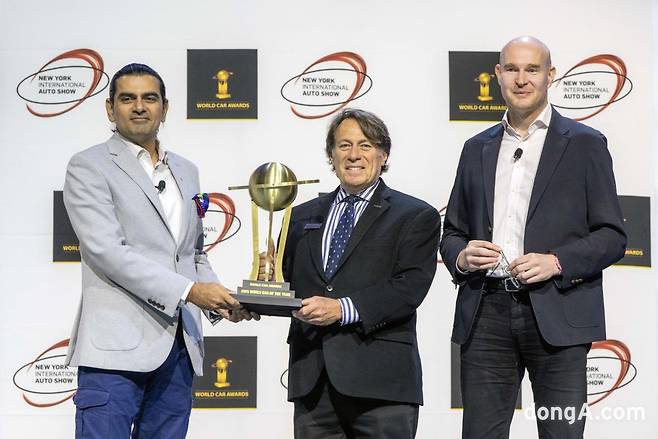 스티븐 센터 기아 미국법인 최고운영책임자(COO)가 세계 올해의 차 시상식에서 기념사진을 촬영하고 있다.