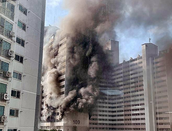 21일 오전 8시 17분쯤 서울 관악구 봉천동의 21층 규모 아파트에서 불이 나 소방당국이 화재 진압 작업을 하고 있다. (독자 제공) 뉴스1