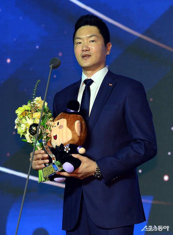 2024~2025시즌 프로농구 통합우승에 도전하는 전희철 SK 감독. 사진은 전 감독이 9일 열린 프로농구 정규리그 시상식에서 감독상을 수상하는 모습. 동아일보DB