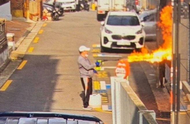 21일 오전 서울 관악구 봉천동에서 60대 남성이 농약살포기를 이용해 건물을 향해 불꽃을 발사하고 있다.(온라인 커뮤니티 갈무리. 재판매 및 DB 금지) 2025.4.21/