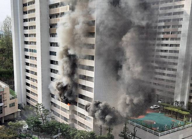 21일 오전 8시 17분쯤 서울 관악구 봉천동의 21층 규모 아파트에서 불이 나고 있다. (독자 제공) 2025.4.21