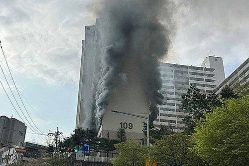 21일 오전 서울 관악구 봉천동 21층 규모 아파트에서 불이 나 소방당국이 진압 중이다. 관악소방서는 현재까지 이 불로 3명이 추락하고 다른 3명은 연기흡입, 호흡 곤란 등 경상을 입은 것으로 추정 중이다. [독자 제공=연합뉴스]