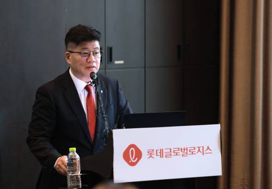 강병구 롯데글로벌로지스 대표이사가 21일 서울 여의도에서 열린 기업공개 기자간담회에서 발표하고 있다. [롯데글로벌로지스 제공]