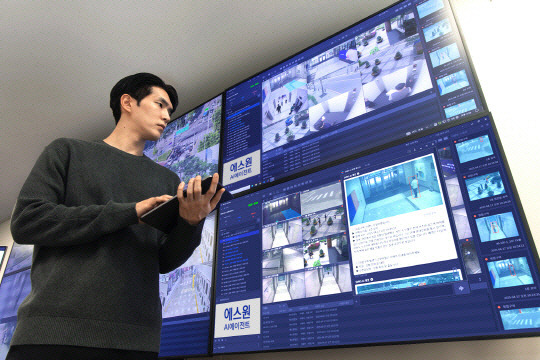에스원 R&D센터 연구원이 지능형 CCTV에 탑재된 AI에이전트를 시연하고 있다. 에스원 제공