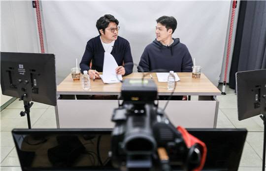충정로에 위치한 디지털타임스 사옥의 유튜브 스튜디오에서 광운대 OTT미디어 전공 이희대 교수(좌)와 전직 프로 게이머 출신 스트리머 스맵(송경호)이 '희대의 NOW 구독중' 인터뷰를 촬영 중이다. 박동욱기자 fufus@dt.co.kr