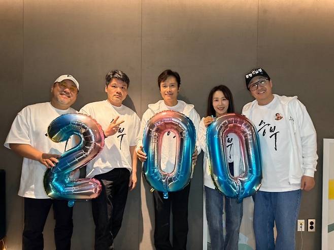 카카오엔터 산하 이병헌 소속사 BH엔터테인먼트와 영화사월광이 공동제작한 영화 '승부' 200만명을 돌파한 후 배우 이병헌(가운데) 등과 기념촬영을 하고 있다. 바이포엠스튜디오 제공