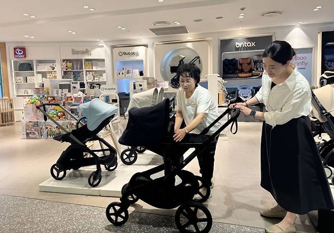롯데백화점 잠실점 유모차 매장에서 고객이 상품을 둘러보고 있다. 롯데백화점 제공
