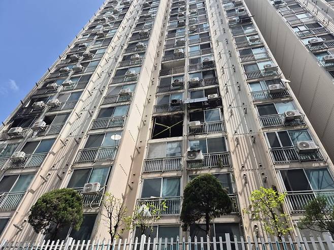 21일 오전 서울 관악구 봉천동 한 아파트에서 화재가 발생했다. 불이 난 4층 세대에는 폴리스라인이 쳐져 있다. 사진=장유하 기자