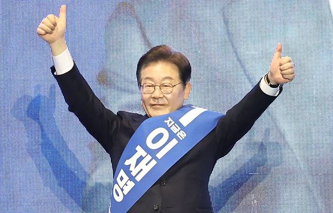 20일 오후 울산 울산전시컨벤션센터에서 열린 더불어민주당 제21대 대통령선거 후보자 선출을 위한 영남권 합동연설회에서 이재명 후보가 손을 흔들고 있다. 윤운식 선임기자 yws@hani.co.kr