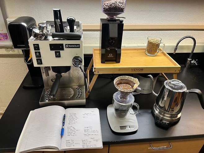 연구진이 사용한 커피 실험 장비와 실험 노트. Arnold Mathijssen