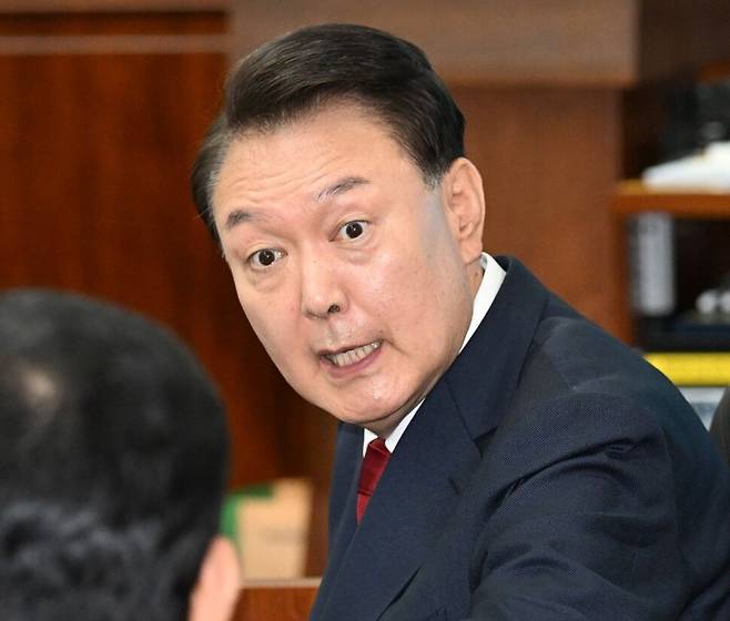 윤석열 전 대통령이 21일 서울 서초구 서울중앙지법에서 열린 내란 우두머리 혐의 형사재판 2차 공판에 출석해 있다. 사진공동취재단