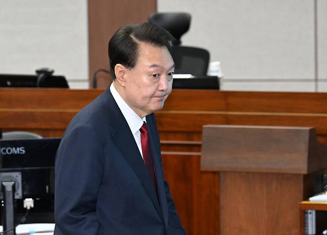윤석열 전 대통령이 21일 오전 서울 서초구 서울중앙지법에서 열린 내란 우두머리 혐의 형사 재판 2차 공판에 출석하고 있다. 사진공동취재단