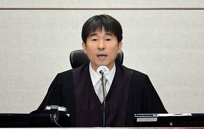 지귀연 부장판사가 21일 오전 서울 서초구 서울중앙지법 417호 법정에서 열린 윤석열 전 대통령의 내란 우두머리 혐의 재판을 하기 전 언론 공개에 대해 발언을 하고 있다. 사진공동취재단