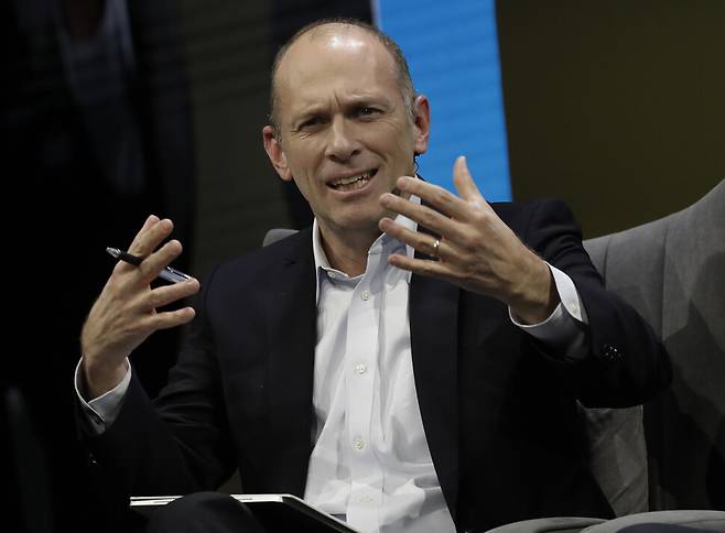 시카고 연방준비은행 총재 오스턴 굴즈비가 대학 교수이던 2022년 11월 17일 미국 뉴욕시 자비츠 센터에서 열린 오바마 재단 민주주의 포럼에서 연설하고 있다. 뉴욕/UPI 연합뉴스