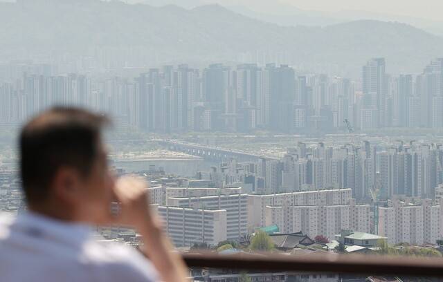 지난 20일 서울 남산에서 바라본 시내 아파트 단지의 모습. 연합뉴스