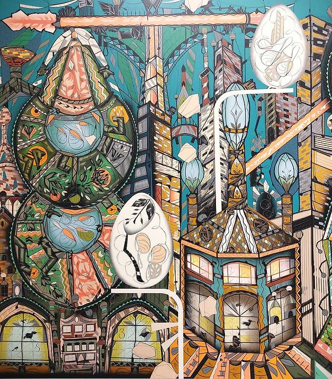 래리 피트먼 작가의 2022년 대작 ‘알 기념비가 있는 반짝이는 도시’의 일부분. 지난 40여년간 되풀이해 그려온 알들의 이미지가 도시의 건물들 사이로 직립하며 떠 있는 도상을 보여준다. 노형석 기자