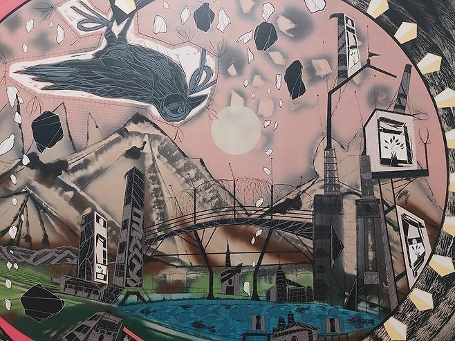 래리 피트먼의 2020년 작 ‘아이리스 숏 열림과 닫힘 #1’의 일부분. 안구(눈알) 같은 모양새를 배경화폭 삼아 삭막한 도시 공간들과 거꾸로 매달린 새들의 이미지가 등장하면서 디스토피아 같은 분위기를 자아낸다. 노형석 기자