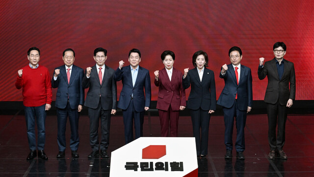 18일 서울 강서구 ASSA아트홀에서 열린 제21대 대통령후보자 국민의힘 1차 경선 후보자 비전대회 에 참석한 후보들이 기념촬영 하고 있다. 왼쪽부터 유정복, 홍준표, 김문수, 안철수, 양향자, 나경원, 이철우, 한동훈 후보. 국회사진기자단, 연합뉴스