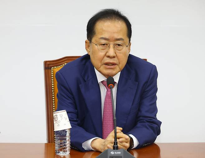 홍준표 전 대구시장이 2025년 4월14일 오전 국회에서 권영세 국민의힘 비상대책위원장과 면담한 뒤 발언하고 있다. 윤운식 한겨레 선임기자