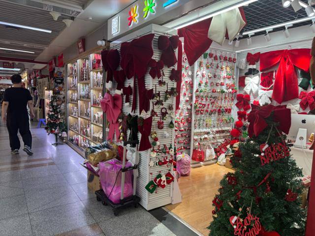 중국 저장성 이우시의 이우국제상무성(이우시장)은 전 세계 크리스마스 제품의 80%를 생산하고 수출하는 초대형 유통 중심지다. 19일 이우시장 건물의 한 골목 전체에 크리스마스 제품 도매상이 영업하고 있다. 이우=이혜미 특파원