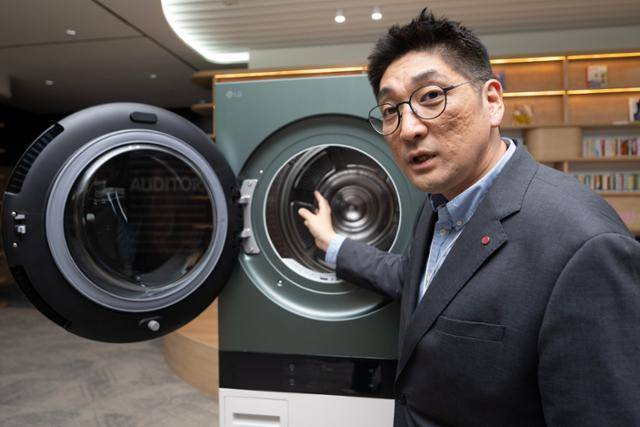 홍석기 LG전자 리빙솔루션선행연구실 실장이 서울 금천구 LG전자 가산 R&D센터에서 신제품 LG트롬 AI 오브제컬렉션 워시타워에 대해 설명하고 있다. 박시몬 기자
