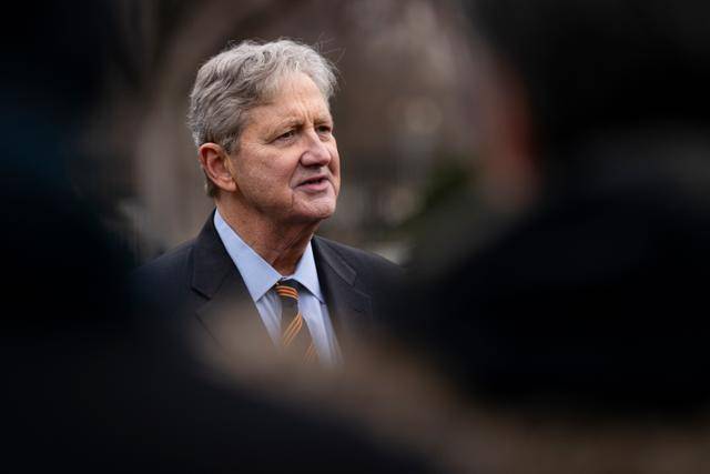 지난달 14일 미국 워싱턴 백악관 밖에서 취재진과 대화 중인 존 케네디(루이지애나) 미 공화당 연방 상원의원. 워싱턴=EPA 연합뉴스