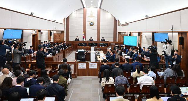 21일 서울 서초동 서울중앙지법에서 윤석열 전 대통령의 내란 우두머리 혐의 형사재판 2번째 공판이 열리고 있다. 사진공동취재단