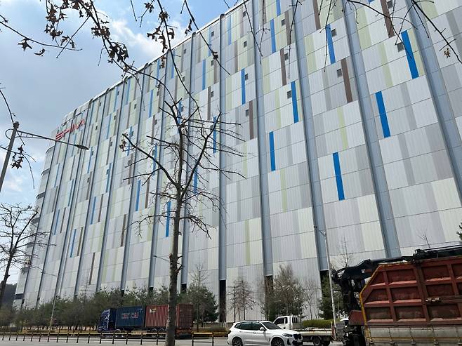 경기도 김포 구래에 위치한 테무의 물류센터 전경. 상단에 중국 글로벌 물류 대행사인 빨간색 '시바' 로고가 선명하다. 김포=서지영 기자&nbsp;