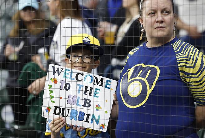 <yonhap photo-2628=""> A fan holds up a sign welcoming Milwaukee Brewers' Caleb Durbin who is scheduled to make his MLB debut in a baseball game against the Athletics, Friday, April 18, 2025, in Milwaukee. (AP Photo/Jeffrey Phelps)/2025-04-19 08:36:32/ <저작권자 ⓒ 1980-2025 ㈜연합뉴스. 무단 전재 재배포 금지, AI 학습 및 활용 금지></yonhap>