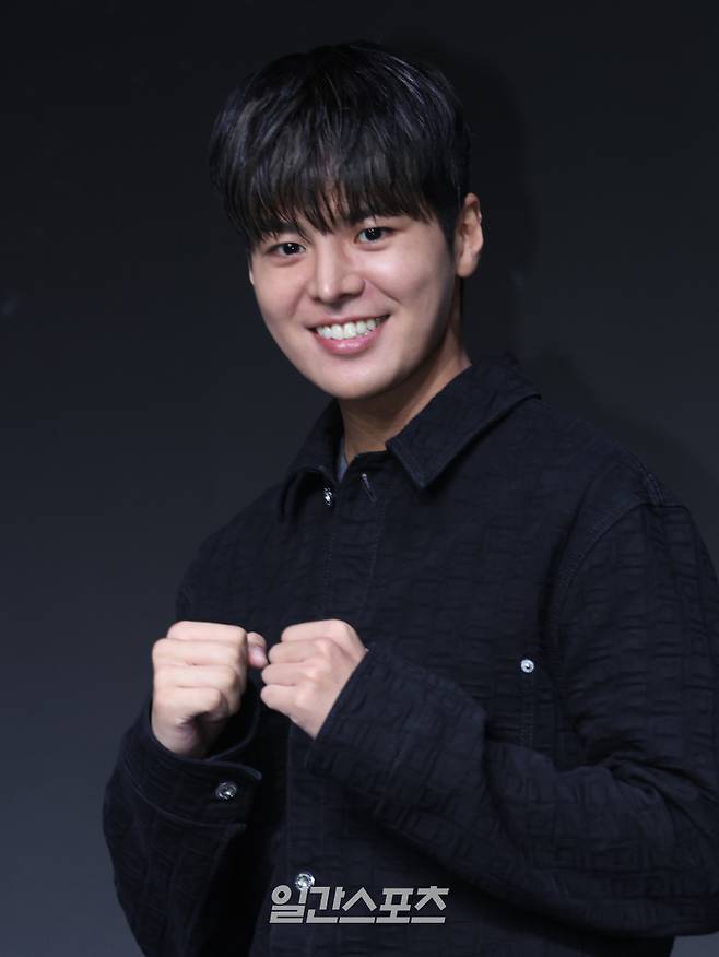 배우 려운이 21일 오전 서울 마포구 호텔 나루 서울 엠갤러리에서 열린 넷플릭스 오리지널 '약한영웅 Class 2' 제작발표회에 참석해 포토타임을 갖고 있다. '약한영웅 Class 2'는 친구를 위해 폭력에 맞섰으나 끝내 지키지 못한 트라우마를 안고 은장고로 전학 간 모범생 연시은이 다시는 친구를 잃을 수 없기에 더 큰 폭력과 맞서면서 벌어지는 처절한 생존기이자 찬란한 성장담을 그린다. 오는 25일 공개. 서병수 기자 qudtn@edaily.co.kr /2025.04.21/