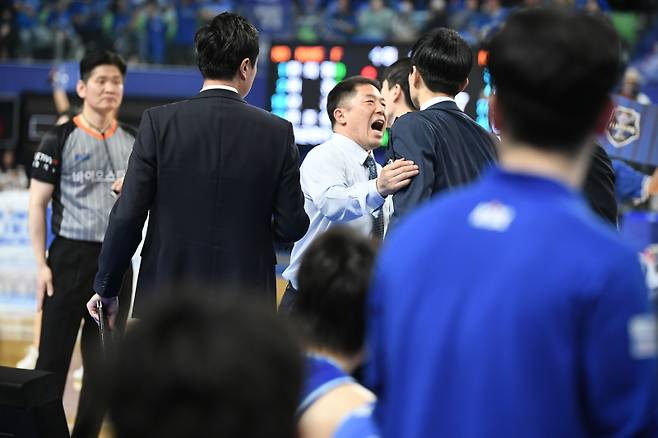 한국가스공사 강혁 감독이 KT와의 6강 PO 3차전 도중 판정에 항의하다가 퇴장당하고 있다.    사진=KBL 제공