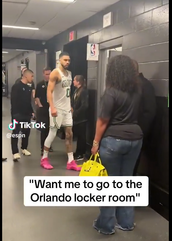 경기 뒤 라커룸으로 향하는 보스턴 테이텀(왼쪽)과 그에게 말을 거는 테이텀의 어머니의 모습. 사진=ESPN 틱톡 갈무리