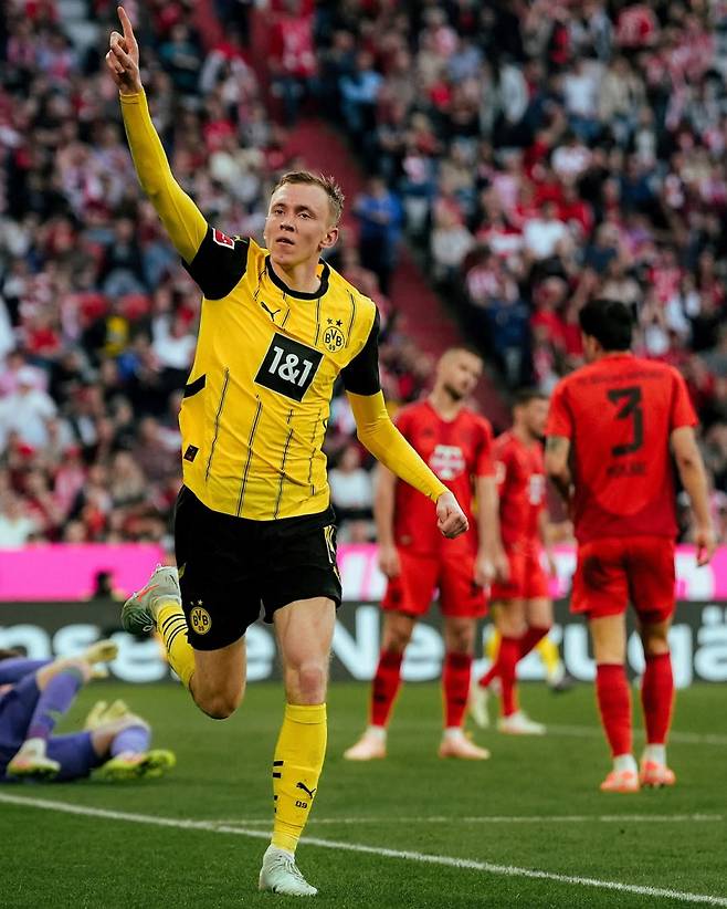 도르트문트 바이어가 13일 알리안츠 아레나에서 열린 뮌헨과의 분데스리가 29라운드 중 선제골을 넣고 환호하고 있다. 실점 뒤 아쉬워하는 뮌헨 김민재(3번). 사진=도르트문트 SNS