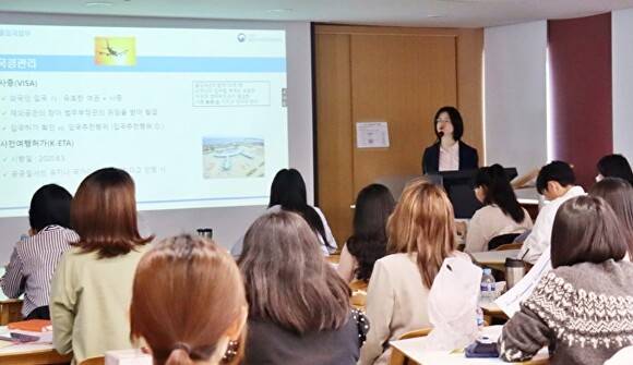 대전시 외국인주민 통합지원센터는 19일 통·번역 상담사의 전문성 강화를 위해 법률, 체류, 노무 분야 맞춤형 교육을 진행했다. [사진=대전시사회서비스원]