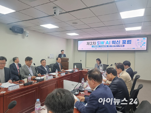 21일 오전 국회 의원회관에서 열린 'SW 가치 보장을 위한 제도개선 간담회' 참석자들이 토론하고 있다. [사진=윤소진 기자]